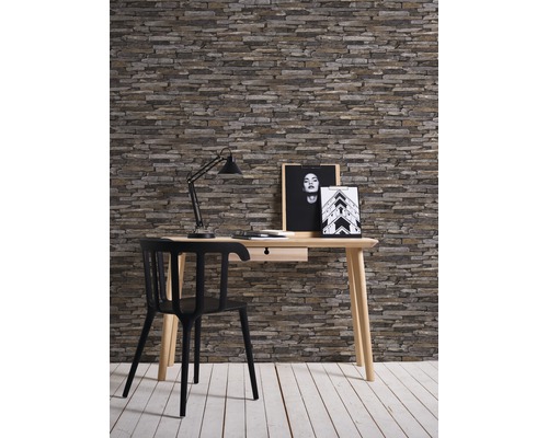 Einrichtung mit Schreibtisch, Stuhl, Lampe und Wand in Steinoptik für Arbeitszimmer oder Büro.