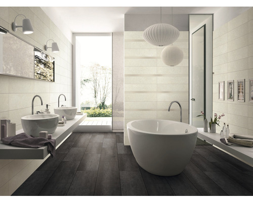 Helles Badezimmer mit Doppelwaschtisch, Badewanne und dunklem Holzboden