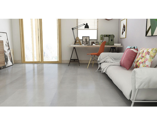 Helles Wohnzimmer mit Couch, Schreibtisch und Fenster für eine freundliche Atmosphäre.