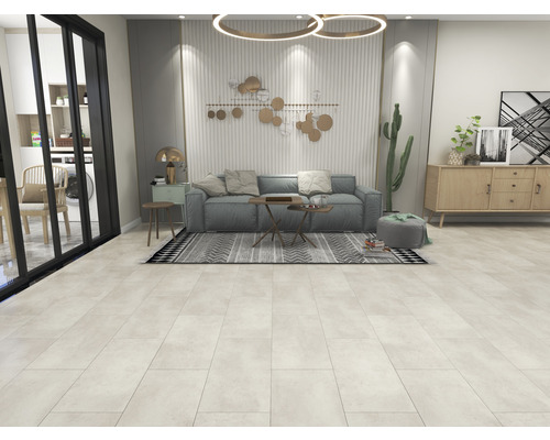 Wohnzimmer mit Sofa, Tisch, Kommode und Dekorationen, das ein helles und organisiertes Ambiente bietet.