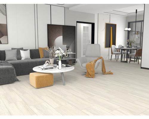 Heller Wohnraum mit Sofa, Sessel und Esstisch auf Holzboden