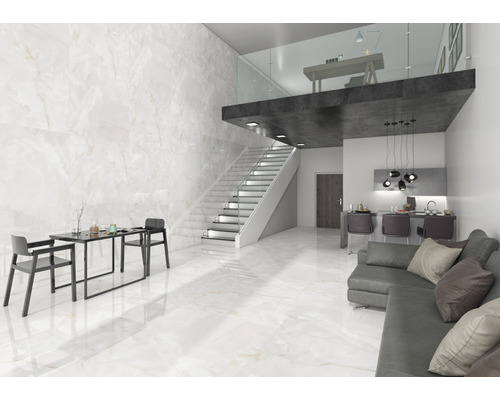 Helles Wohnzimmer mit Treppe, Galerie und Bodenfliesen in Marmoroptik