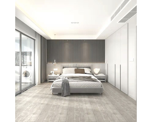 Helles Schlafzimmer mit Bett, Nachttischen und Kleiderschrank