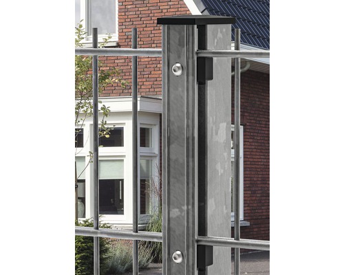 Detailansicht eines Zaunpfostens mit Halterung und Befestigungsschrauben