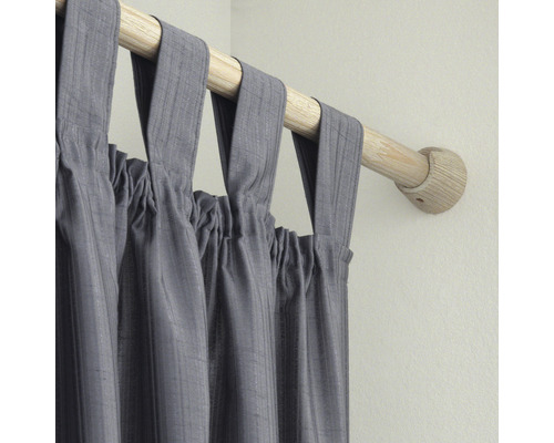 Grauer Schlaufenschal an Gardinenstange