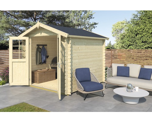 Gartenszene mit offenem Holzgartenhaus, Sitzgelegenheiten und Grill