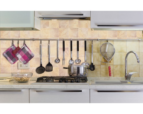 Wandbelag PVC Ceramics Prato 67,5 cm breit (Meterware) Küchenszene mit Kochutensilien, Herd und Spüle