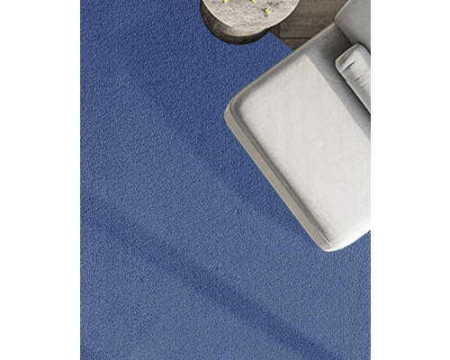 Nahaufnahme eines blauen Teppichs neben einem Sofa und einem Beistelltisch