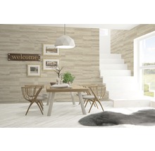 Heller Essbereich mit Holztisch, Stühlen und Wandverkleidung in Holzoptik