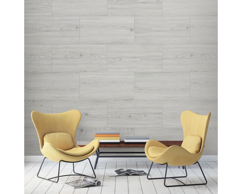 Heller Wohnraum mit Wandpaneelen in Holzoptik und zwei Sesseln