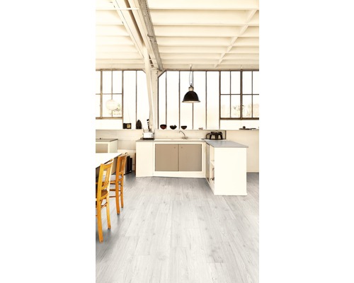 Helle Küche mit Laminatboden in Holzoptik, Küchenzeile und großem Fenster