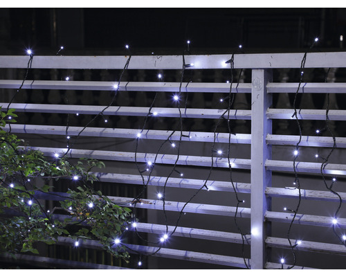 Dekorative Lichterkette mit kleinen, hellen Lichtern an einem Geländer.