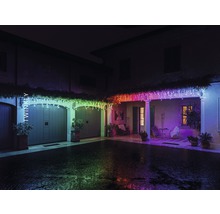 Beleuchtetes Haus mit Twinkly Lichterkette, die über dem Eingang hängt