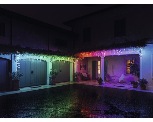 Beleuchtetes Haus mit Twinkly Lichterkette, die über dem Eingang hängt