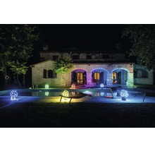 Illuminiertes Haus mit Pool und Lichterketten bei Nacht