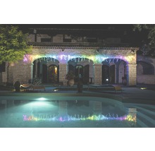 Außenansicht eines Hauses mit Pool und bunter Lichterkette