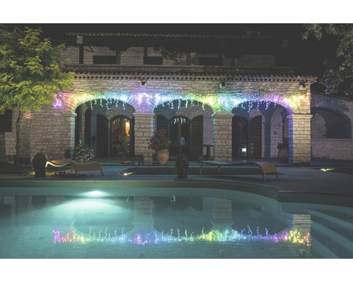 Außenansicht eines Hauses mit Pool und bunter Lichterkette