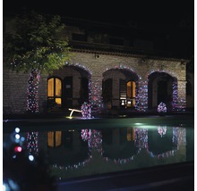 Steinhaus mit Garten, beleuchtet mit einer Lichterkette