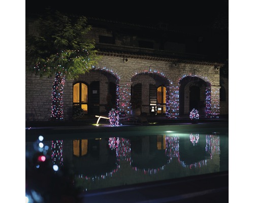Steinhaus mit Garten, beleuchtet mit einer Lichterkette