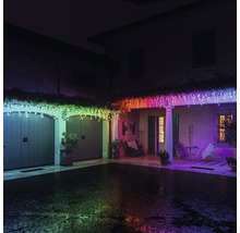 Hausfassade mit LED-Lichterkette als festliche Beleuchtung