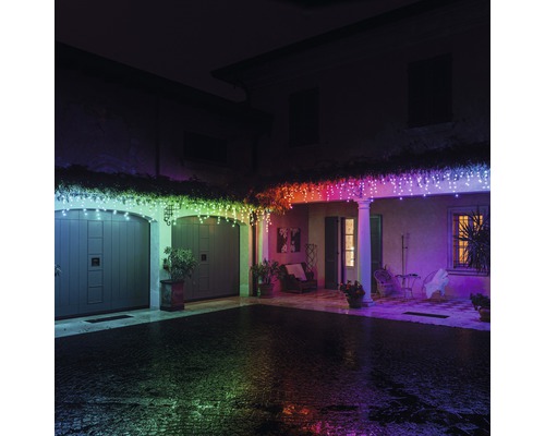 Hausfassade mit LED-Lichterkette als festliche Beleuchtung