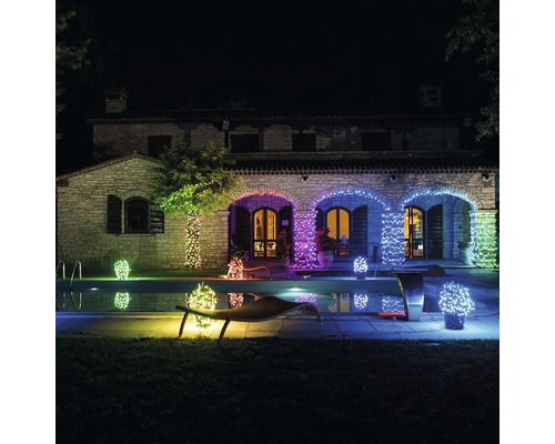 Haus mit LED Lichtern am Pool beleuchtet