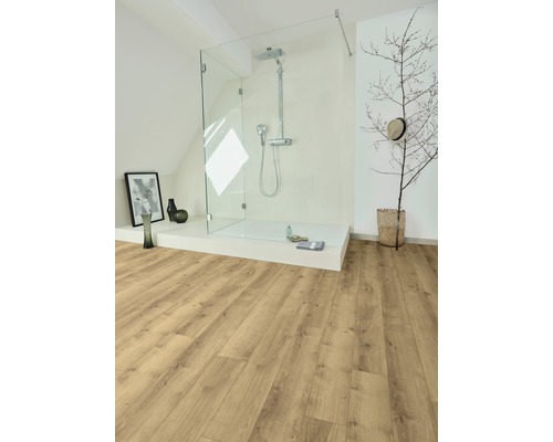 Badezimmer mit ebenerdiger Dusche und Holzboden