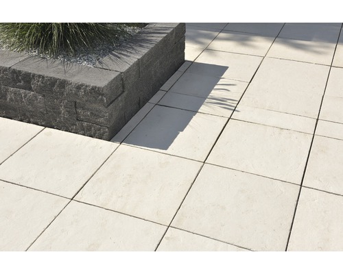 Außenbereich mit Pflastersteinen und Pflanzkübel