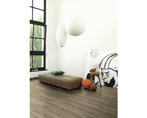 Heller Raum mit Holzboden, Sitzbank, Kunst und Pendelleuchten