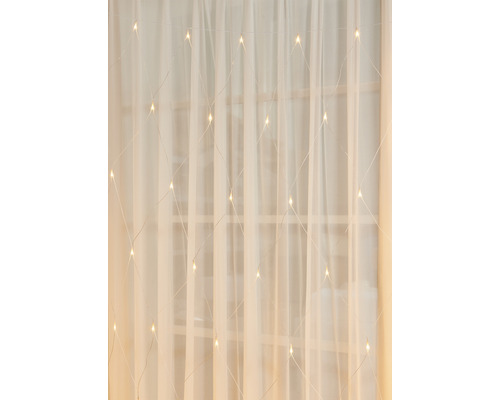 Lichterkette als Netz vor einem Fenster