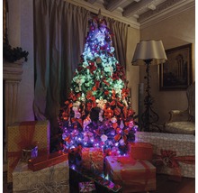 Geschmückter Weihnachtsbaum mit Geschenken in einem Wohnzimmer