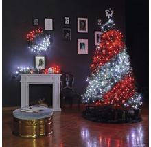 Weihnachtlich dekorierter Raum mit Weihnachtsbaum, Lichterketten, Kamin und Dekorationen.