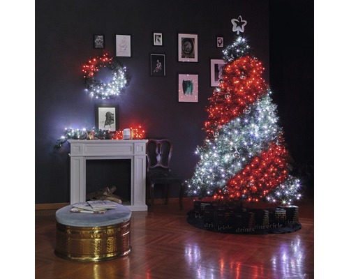 Weihnachtlich dekorierter Raum mit Weihnachtsbaum, Lichterketten, Kamin und Dekorationen.