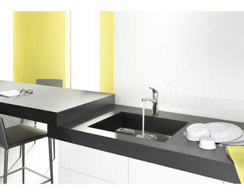 Küchenspüle mit Wasserhahn in moderner Küche