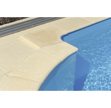 Detailansicht von Poolrandsteinen und Poolabdeckung