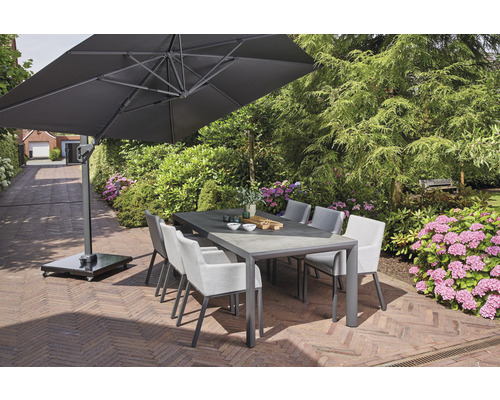 Szene im Garten mit Esstischgarnitur und Sonnenschirm
