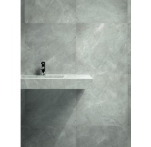 Badezimmer mit grauen Wandfliesen und Waschtisch