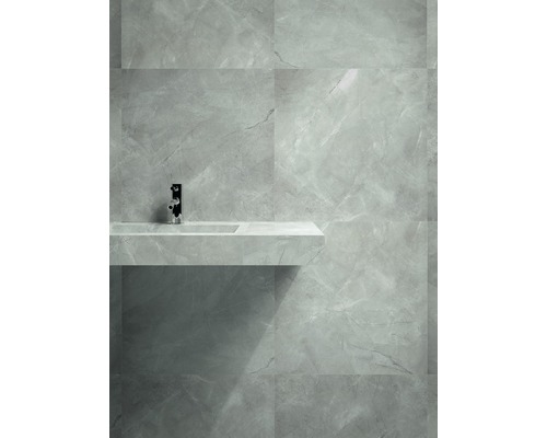 Badezimmer mit grauen Wandfliesen und Waschtisch