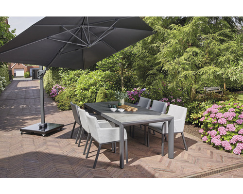 Gartenszene mit Esstisch, Stühlen und Sonnenschirm