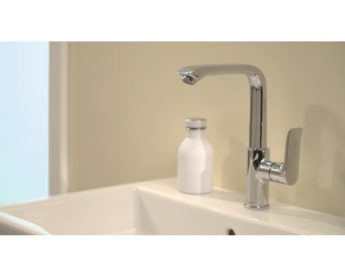 Chromfarbene Waschtischarmatur auf einem Waschbecken