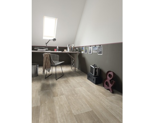 Dachzimmer mit Holzboden, Schreibtisch und Dekoration