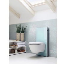 Modernes Badezimmer mit wandhängendem WC, hellem Fliesenspiegel und Ablageregal
