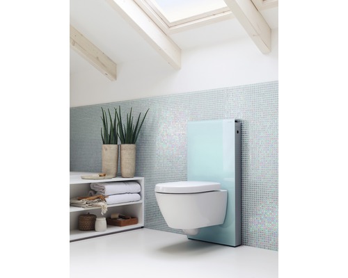 Modernes Badezimmer mit wandhängendem WC, hellem Fliesenspiegel und Ablageregal