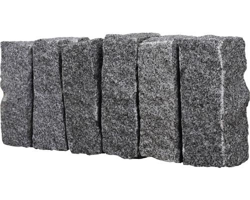 Reihe von Granitpflastersteinen