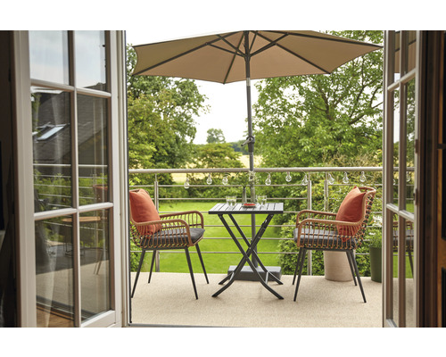 Balkon mit Gartentisch, zwei Stühlen und Sonnenschirm