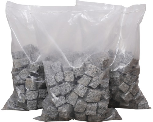 Drei Säcke mit Granitpflastersteinen