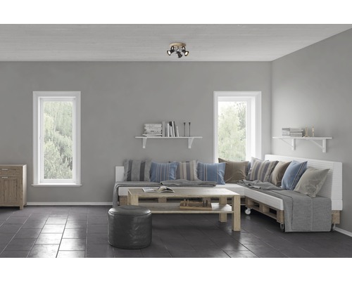 Wohnzimmer mit Fenster, Palettenmöbeln und Deckenleuchte mit drei Strahlern