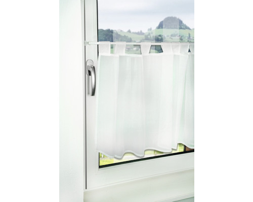 Gardine am Fenster mit Teleskopstange