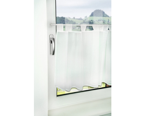 Fenster mit Kurzgardine und Landschaft im Hintergrund