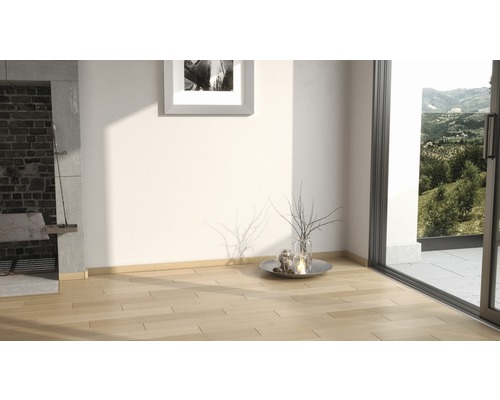 Heller Raum mit Holzboden, Kamin und Fenster